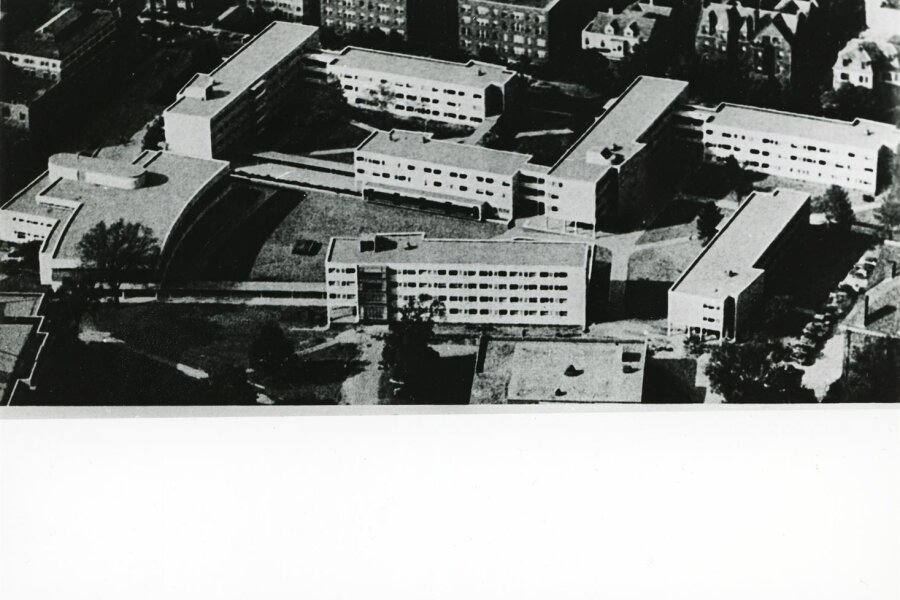 W. Gropius, soubor kolejních budov (nečitelné) studentů univerzity Harvard v Bostonu (USA), 1949